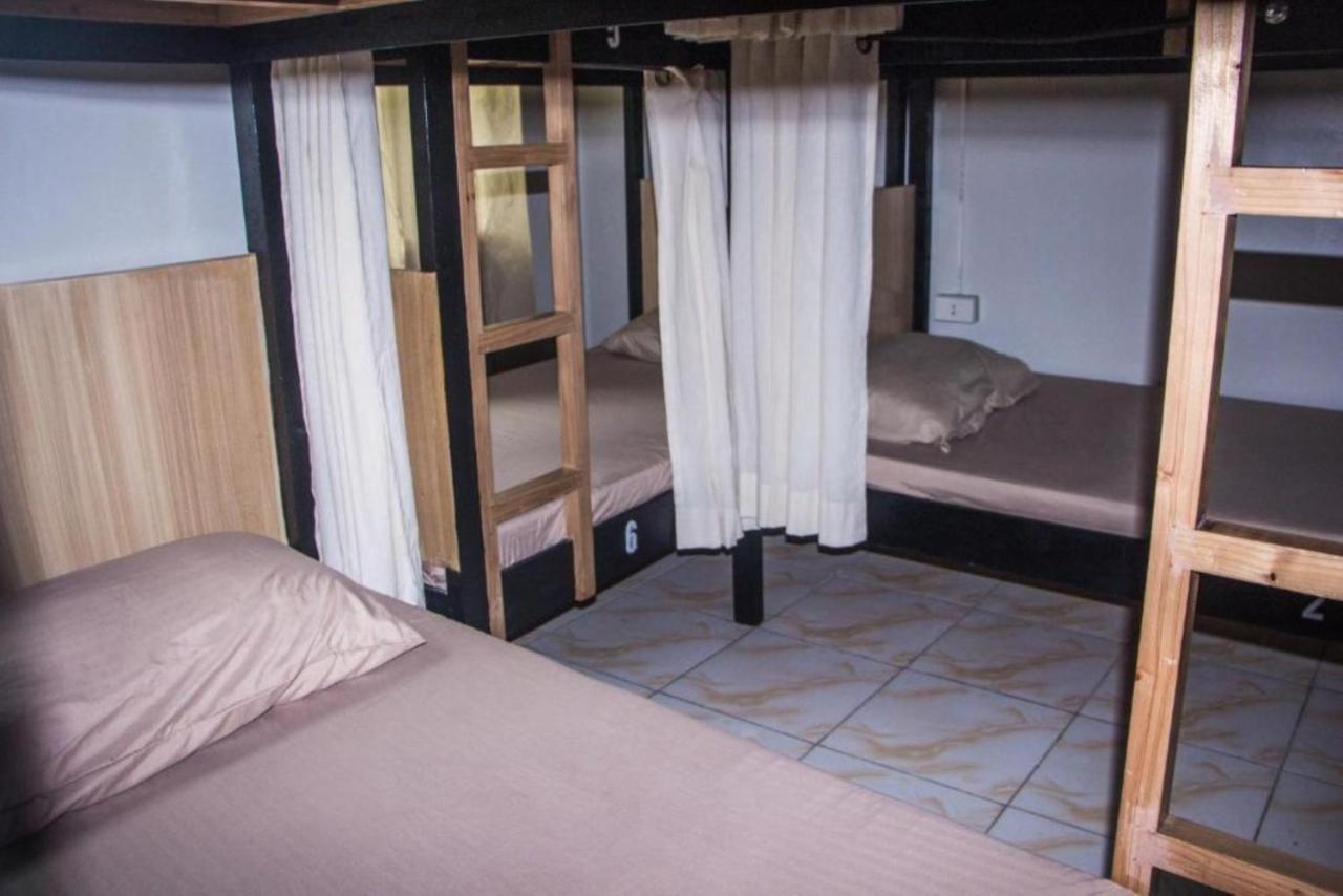Bunks Hostel (Adults Only) Cebu Buitenkant foto