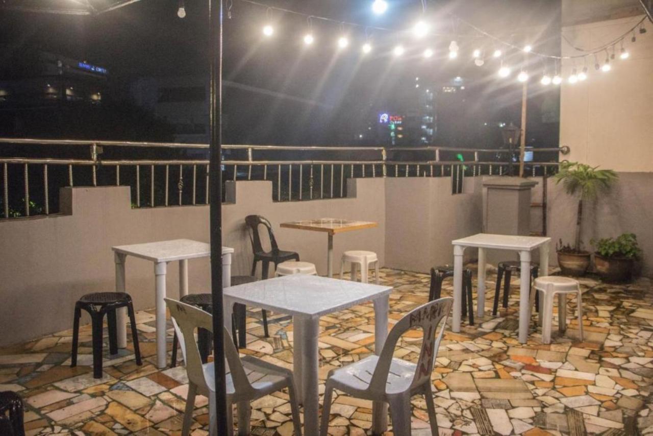Bunks Hostel (Adults Only) Cebu Buitenkant foto