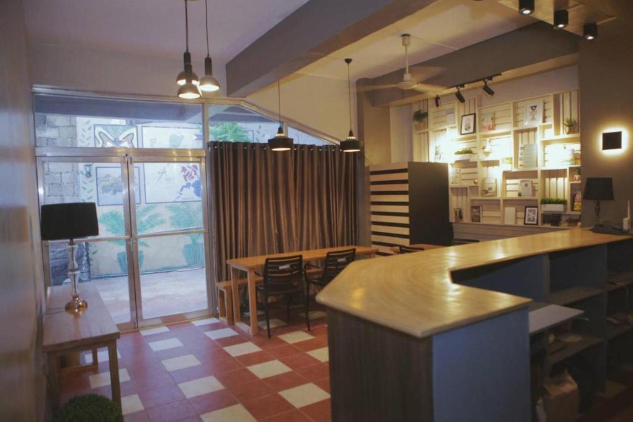 Bunks Hostel (Adults Only) Cebu Buitenkant foto